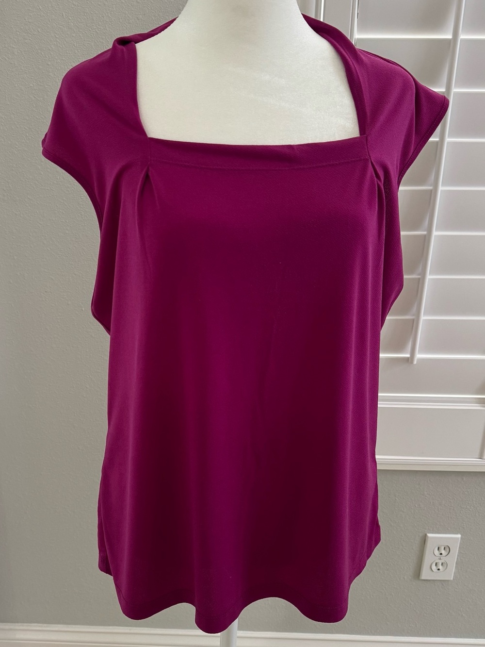 Kasper women’s blouse size Large raspberry / purple sleeveless cap sleeve top